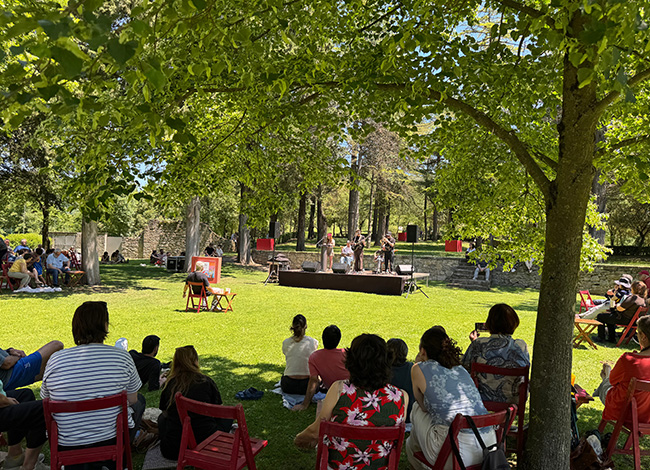 Els jardins del castell de Montesquiu van acollir 150 persones durant el concert. © Neandertal Produccions