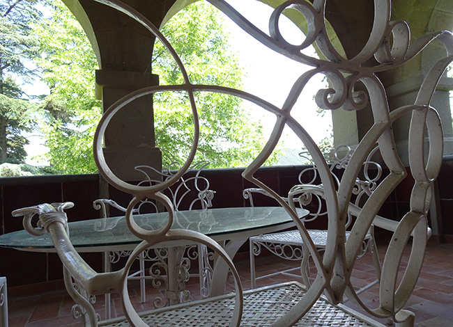 Detall de la terrassa del primer pis del castell de Montesquiu. Autoria: XPN