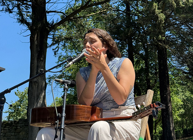 La cantautora maresmenca Edna Bravo va presentar un repertori íntim basat en la veu i la guitarra. © Neandertal Produccions