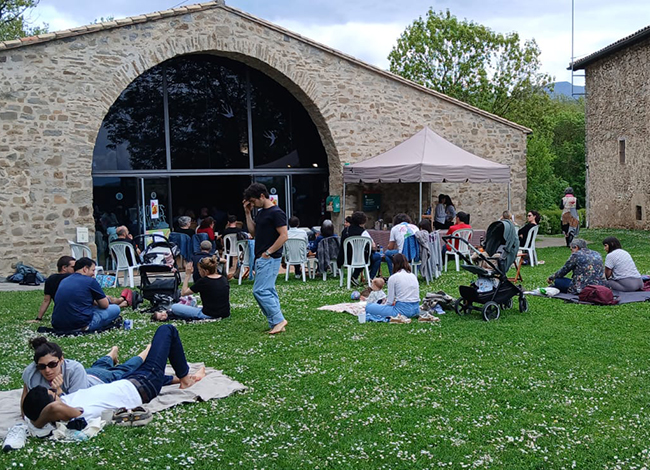 Imatge de l'exterior de la Cabanya del Castell amb part del públic assistent. Autoria: XPN