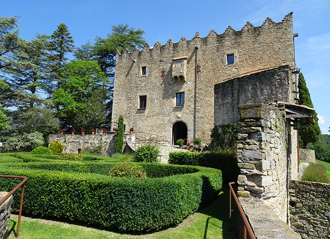 Vista de la façana sud del castell de Montesquiu. Autoria: XPN