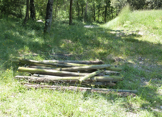 Mostra dels pals de fusta del tancat que es van retirar durant l'actuació. Autoria: Cercle de Voluntaris dels Parcs Naturals