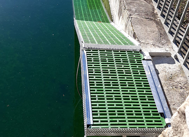 Imatge de la rampa a la bassa antiincendis el 2024. Autoria: Personal del Parc del Castell de Montesquiu