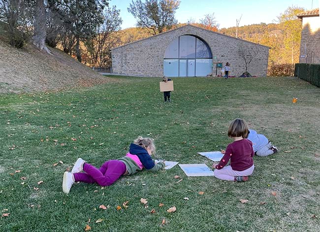 Escolars fent activitats fora de la Cabanya. Autor: XPN