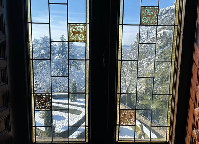 Una finestra del castell, amb l'exterior nevat. Autor: XPN