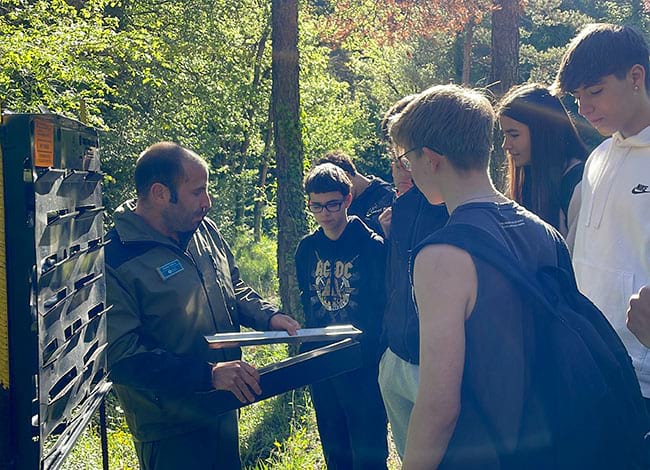 Els joves, amb un guarda forestal del Parc. Autor: XPN
