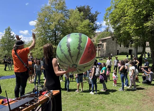 La música i els balls van omplir els jardins del castell de Montesquiu. Autor: Fusic