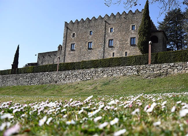 El castell de Montesquiu, aquesta primavera, des d'un<br />dels jardins. Autor: XPN
