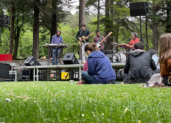 Joan Colomo presentant 'Disc trist' als jardins del castell de Montesquiu. Autor: XPN