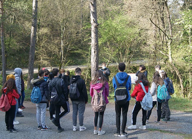 Els alumnes de l'escola Rocaprevera amb el director del Parc. Autor: XPN