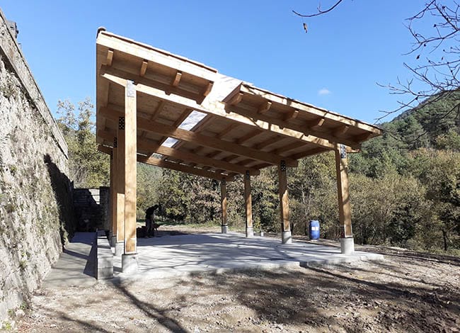El cobert del Centre de Formació Forestal de la Solana, al Parc del Castell de Montesquiu. Autor: XPN