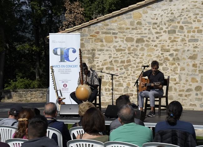 Momi Maiga i Ferran Savall durant el concert als jardins del castell de Montesquiu. Autor: Joan Solé