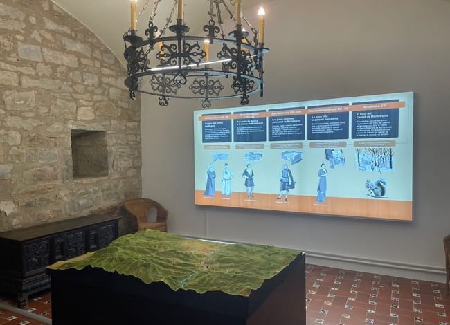 Un dels nous espais museïtzats al castell de Montesquiu, amb una maqueta i plafó explicatiu. Autor: XPN