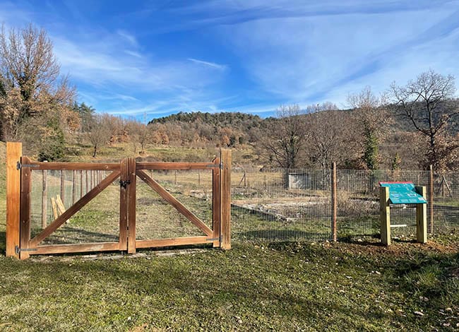 La bassa de llacunatge i el cartell explicatiu que s'ha instal·lat. Autor: XPN