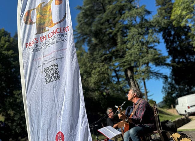 Actuació de Claudio Gabriel Sanna als jardins del castell de Montesquiu. Autor: Neandertal Records