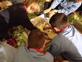 Treball a l'aula, fent una maqueta