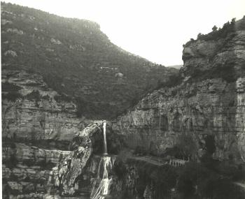Sant Miquel del Fai: salt d’aigua. Autor: Frederic Juandó Alegret. Fons: Diputació de Barcelona