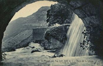 Postal del Salt del Rossinyol des de l'arc de l'església. Autor L. Roisin / Arxiu General de la Diputació de Barcelona