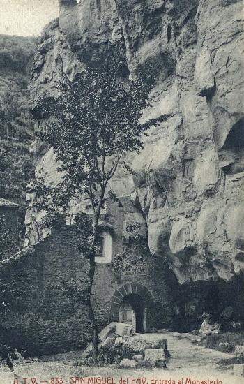Entrada al monestir. Autor: Lucien Roisin /Arxiu General de la Diputació de Barcelona