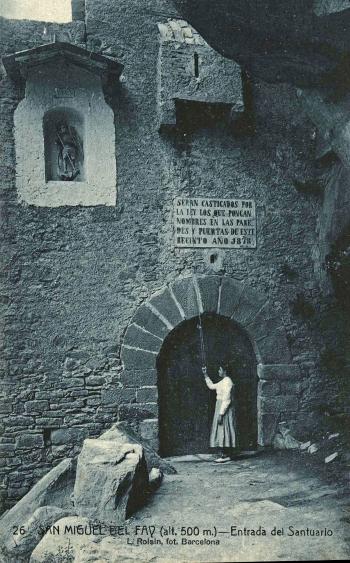 Sant Miquel del Fai: entrada santuari. Autor: Lucien Roisin /Arxiu General de la Diputació de Barcelona