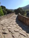 La calçada del pont, de pedra, no és accessible. Imatge de 2022. Autor: XPN