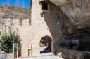 La portalada fortificada es recolza en una bauma