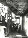 Una visita cap al 1920 a Sant Miquel del Fai, en concret al claustre. Autor: Arxiu Mas / Arxiu General de la Diputació de Barcelona