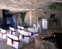 Preparació per a un casament sota la balma, a la paret de l'església. Autor: iBodas
