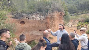 Alumnes algueresos de visita al celler Puig Batet-Finca Corral d’en Massó (Parc del Garraf). Autor: Depana (2023).