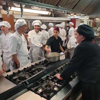 Classe magistral del professor de l’escola de cuina algueresa a l’escola de cuina de Sitges. Autor: Depana (2023).
