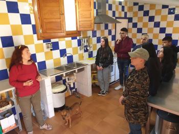 Alumnes algueresos de visita al productor Masia La Fassina de Jafre (Parc del Garraf). Autor: Depana (2023).