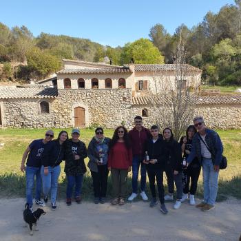 Alumnes algueresos de visita al productor Masia La Fassina de Jafre (Parc del Garraf). Autor: Depana (2023).