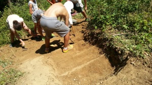 Joves fent els graons. Autor: Associació Catalana Cases de Colònies