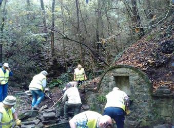 Voluntaris reconstruint la font. Autor: Institut Àgora