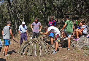 Joves fent la carbonera amb Joan Puig. Autor: XPN