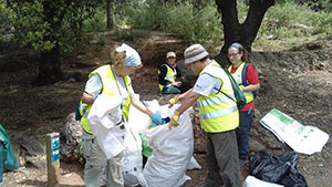 Voluntaris omplint els sacs. Autor: Institut Àgora