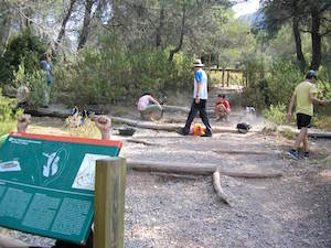 Nois i noies treballant. Autor: Arqueolític