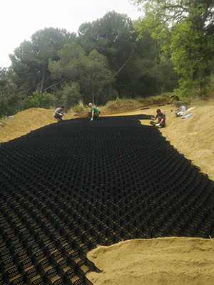 Instal·lació de les geocel·les. Autor: CPSL