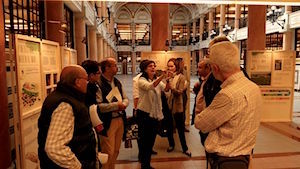 Representants visitant l'exposició. Autor: XPN