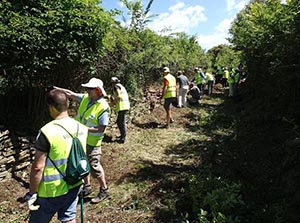 Voluntaris recuperant els marges. Autor: Institut Àgora