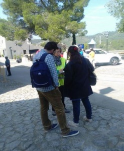 Una voluntària enquestant. Autor: Institut Àgora