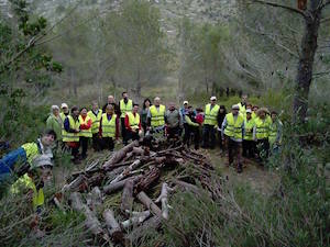 Voluntaris davant la vedruna. Autor: Cercle de Voluntaris