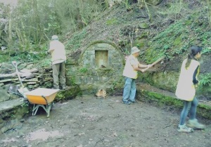 Voluntaris a l'entorn de la font. Autor: Cercle de Voluntaris