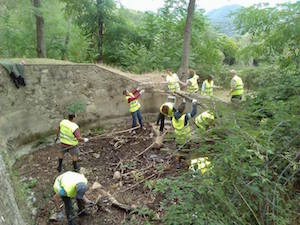 Voluntaris netejant la bassa. Autor: Cercle de Voluntaris