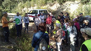 Participants escoltant el biòleg del parc, Daniel Guinart. Autor: Institut Àgora